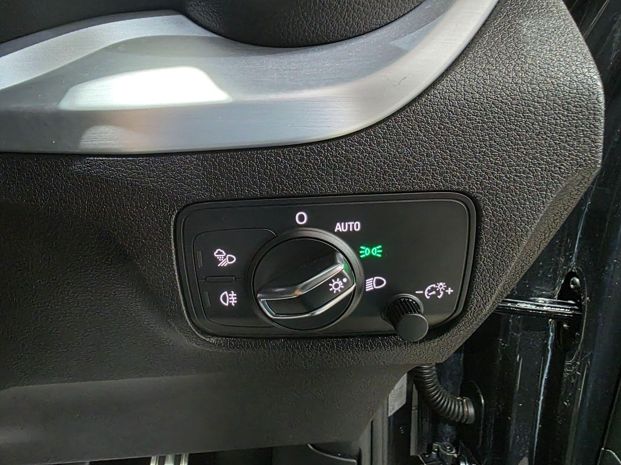 Audi Q2 view 15