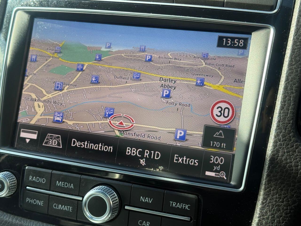 Volkswagen Touareg view 8