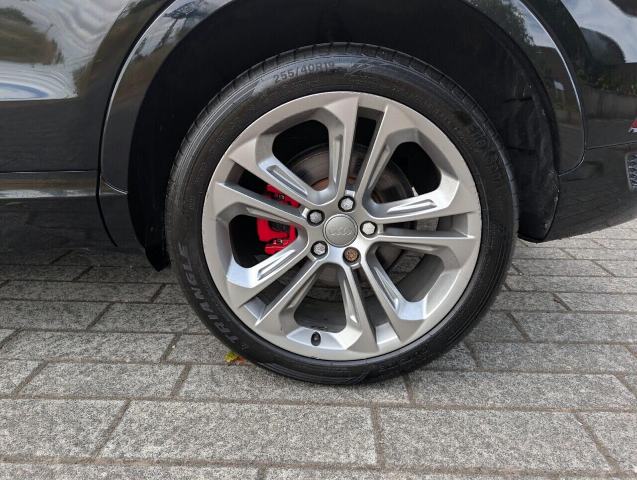 Audi Q3 view 14