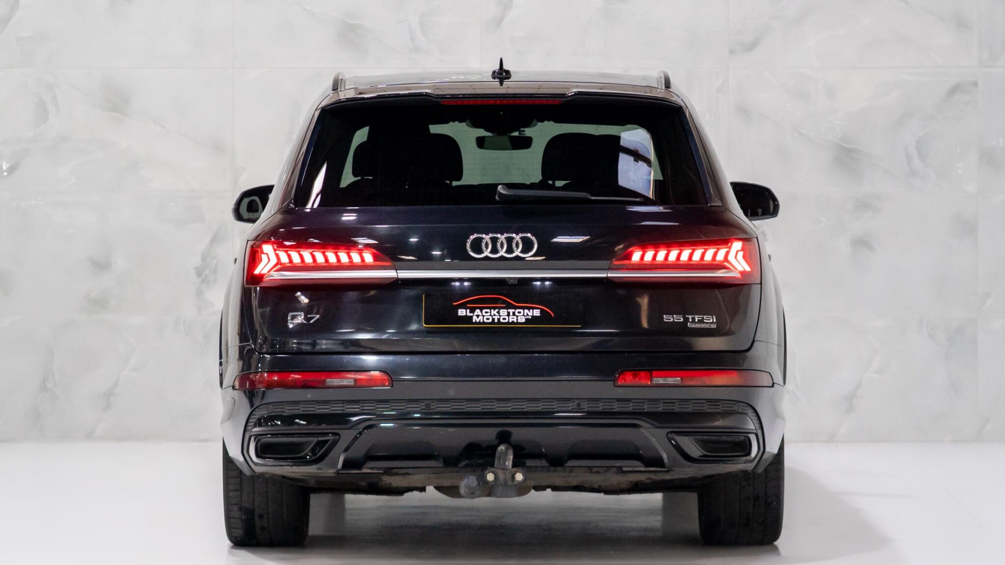 Audi Q7 view 5