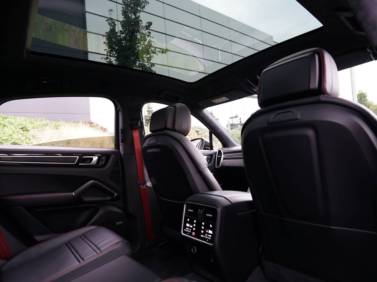 Porsche Cayenne view 26