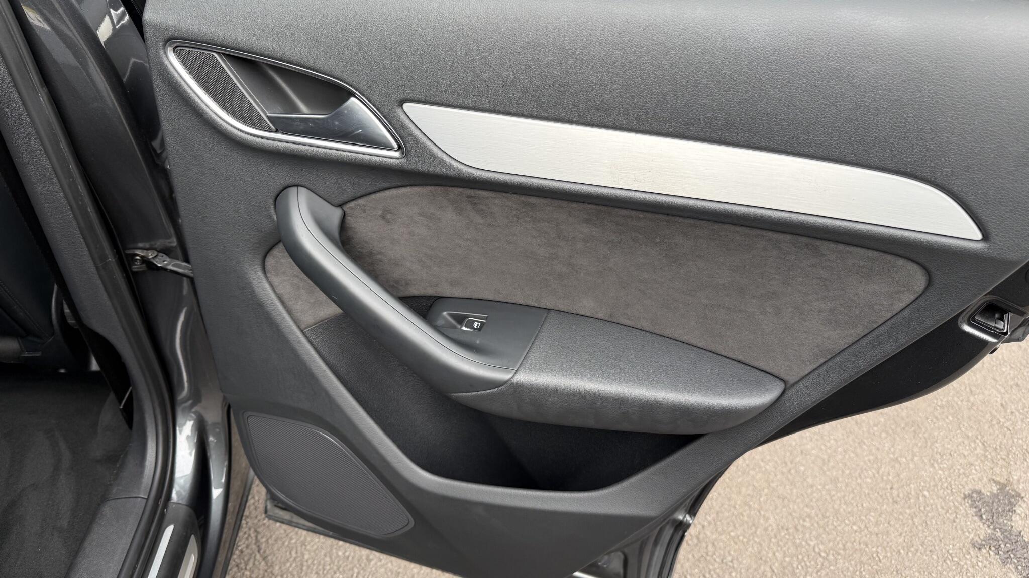 Audi Q3 view 32