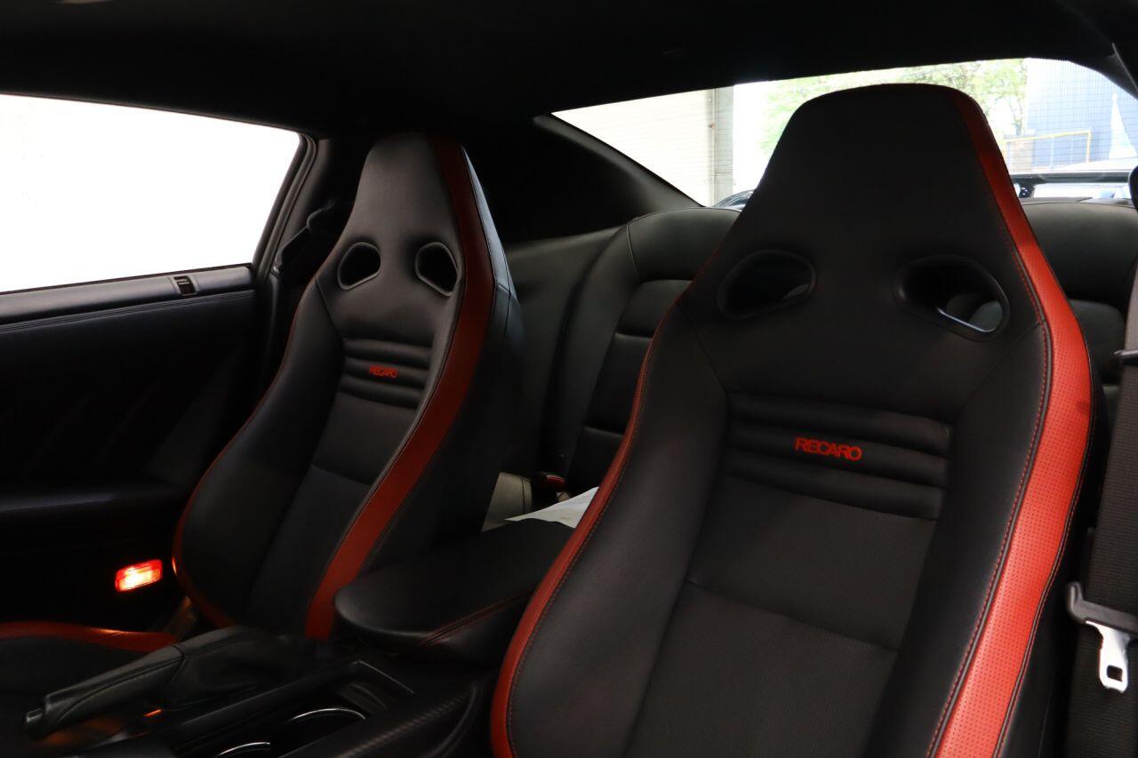 Nissan GT-R view 11