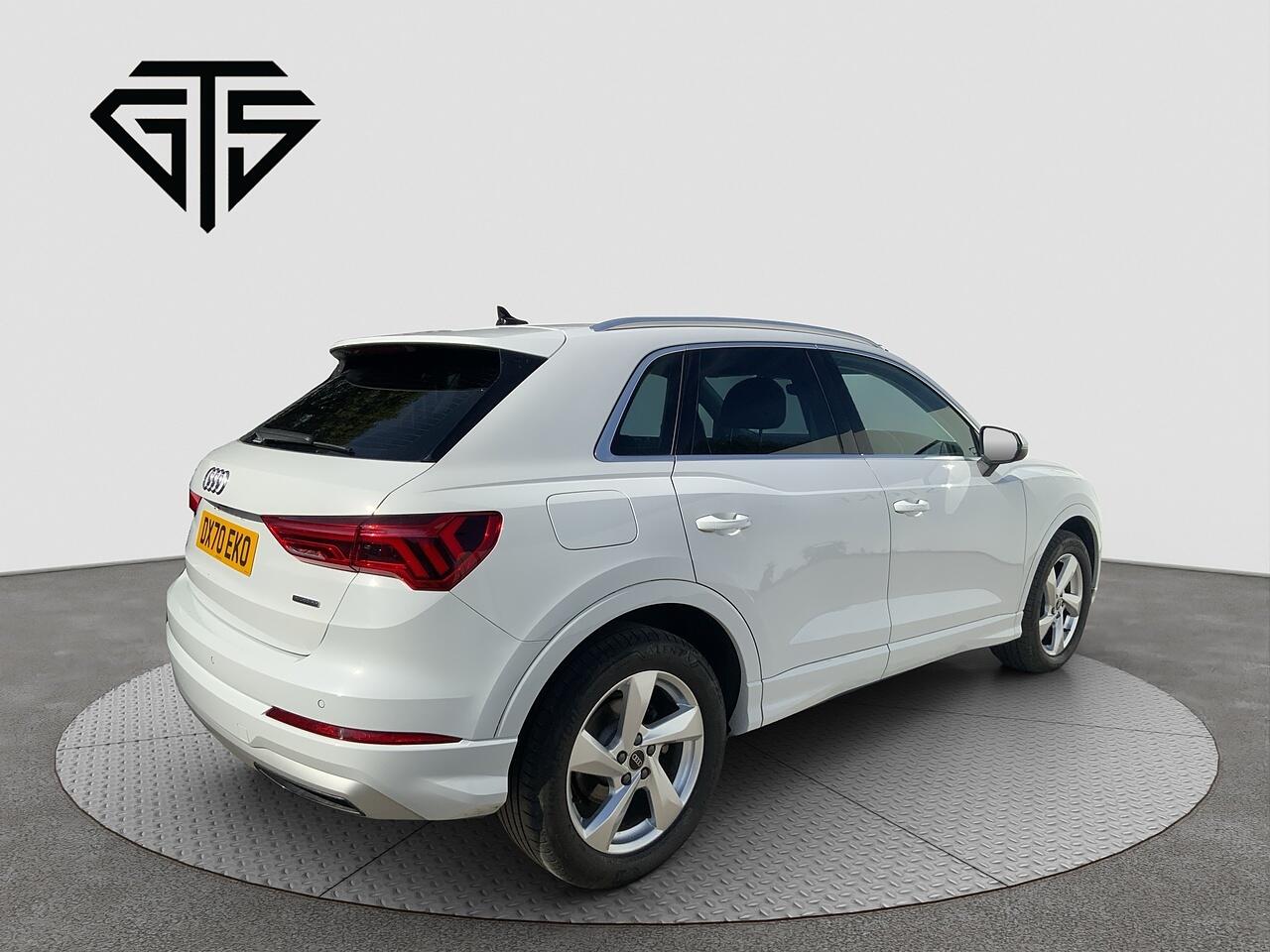 Audi Q3 view 3