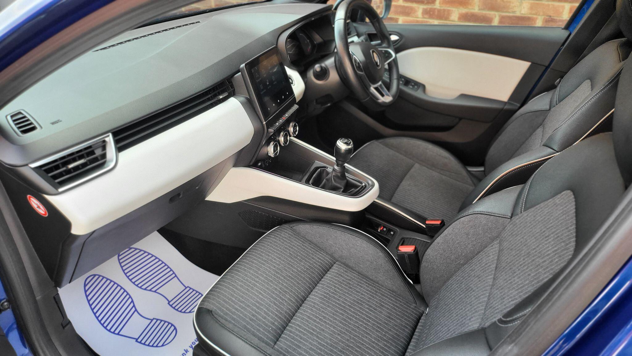 Renault Clio view 2