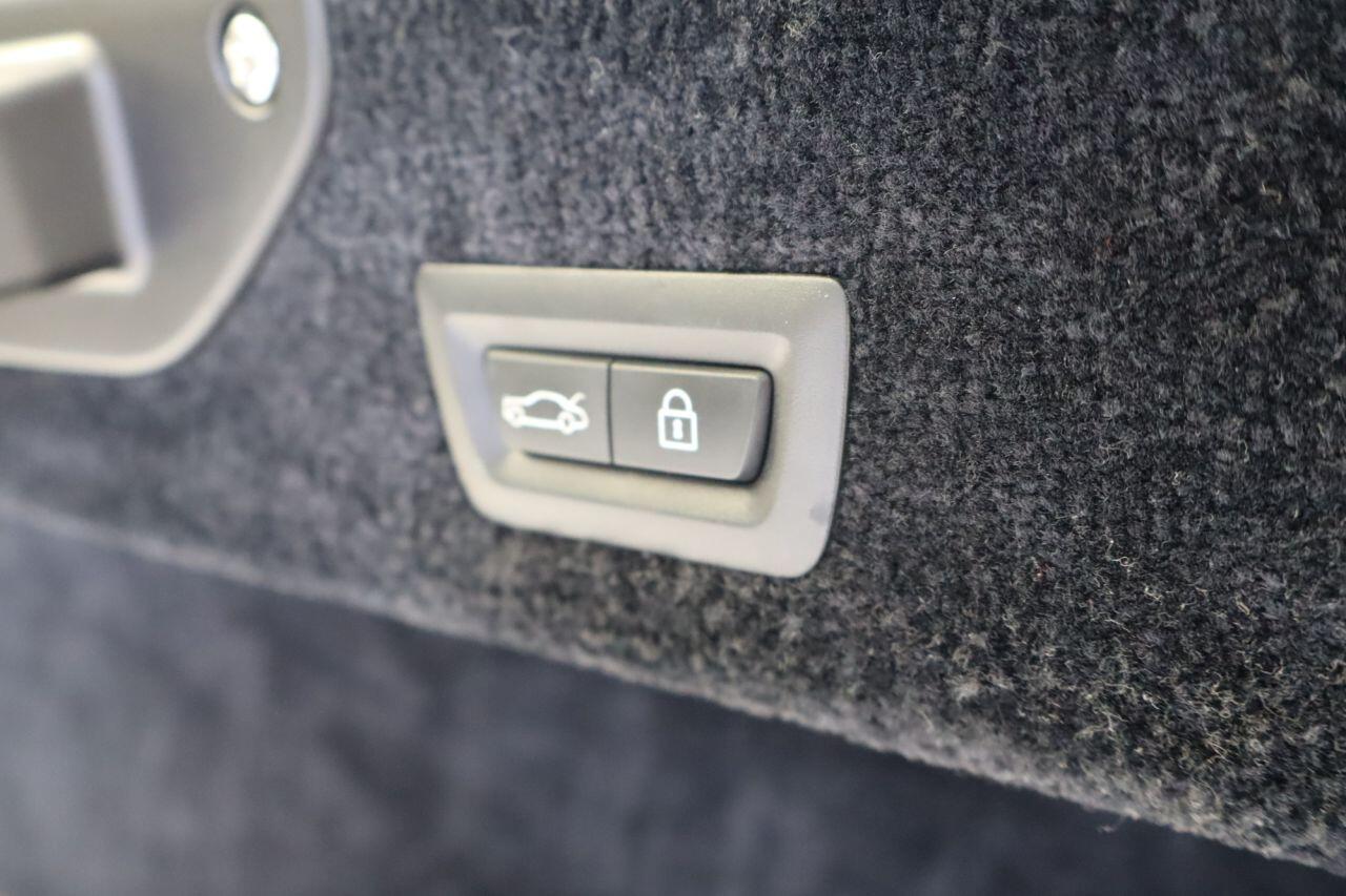 Rolls-Royce Dawn view 36