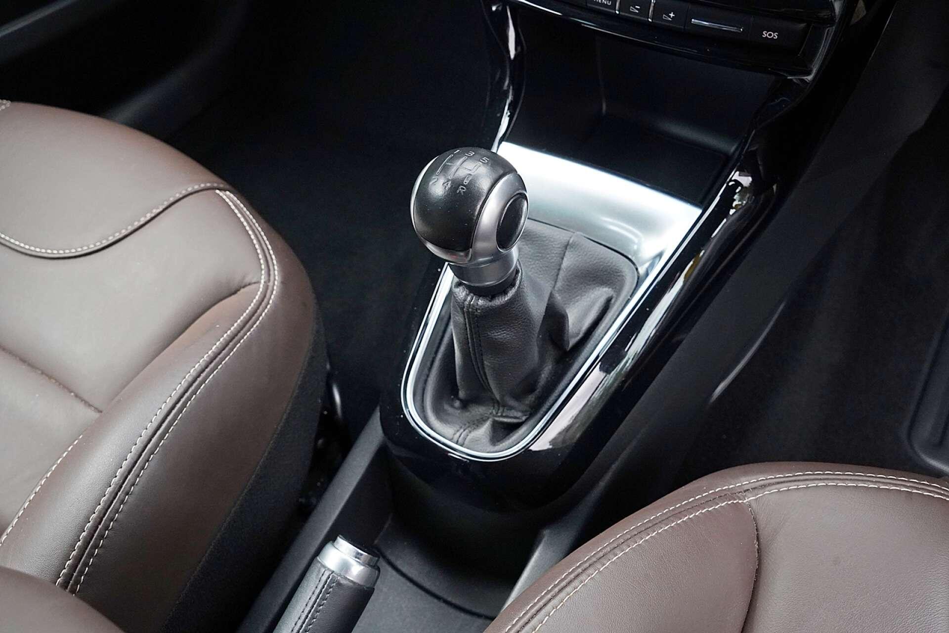 DS Automobiles DS 3 view 20