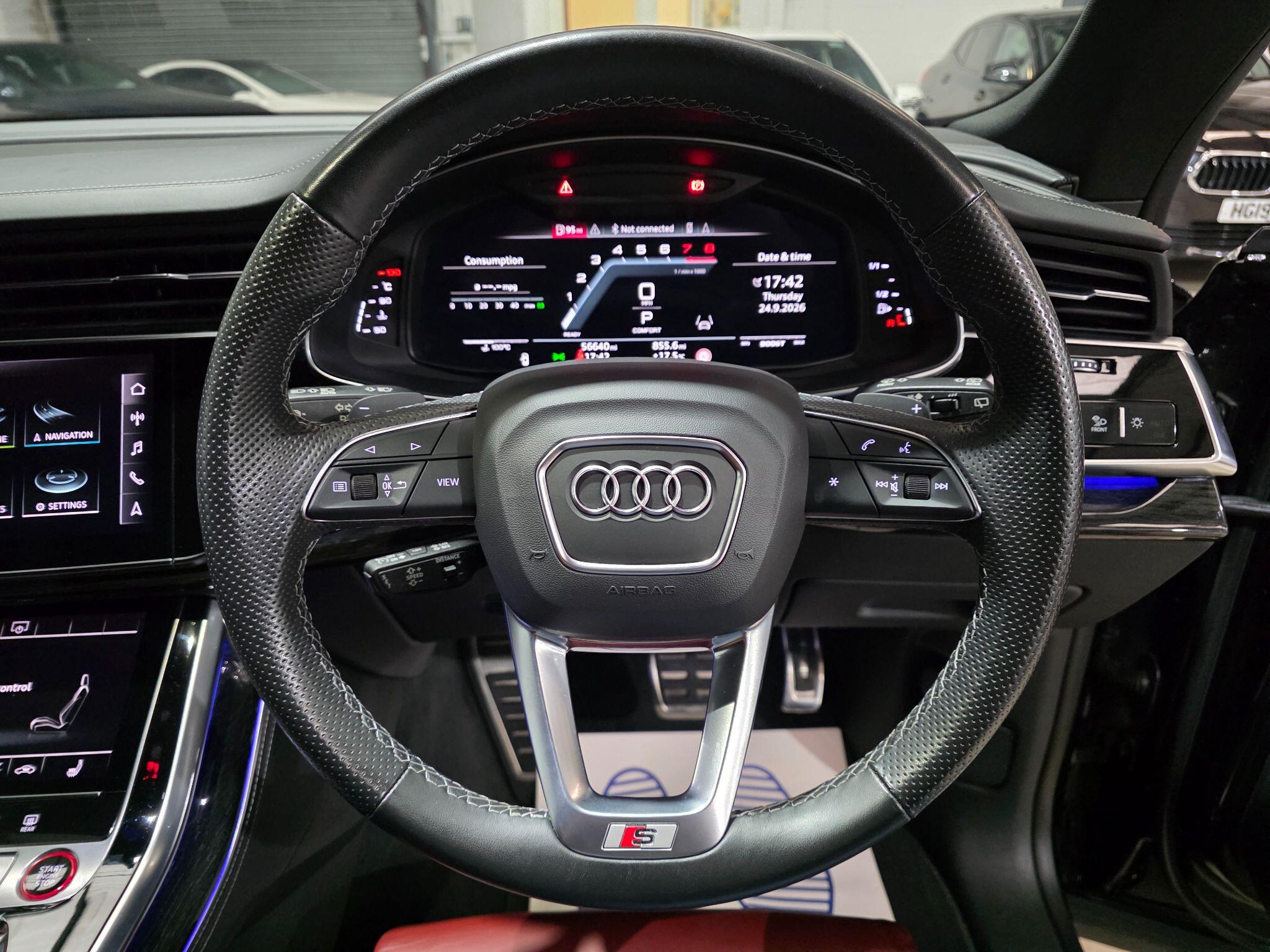 Audi SQ8 view 23