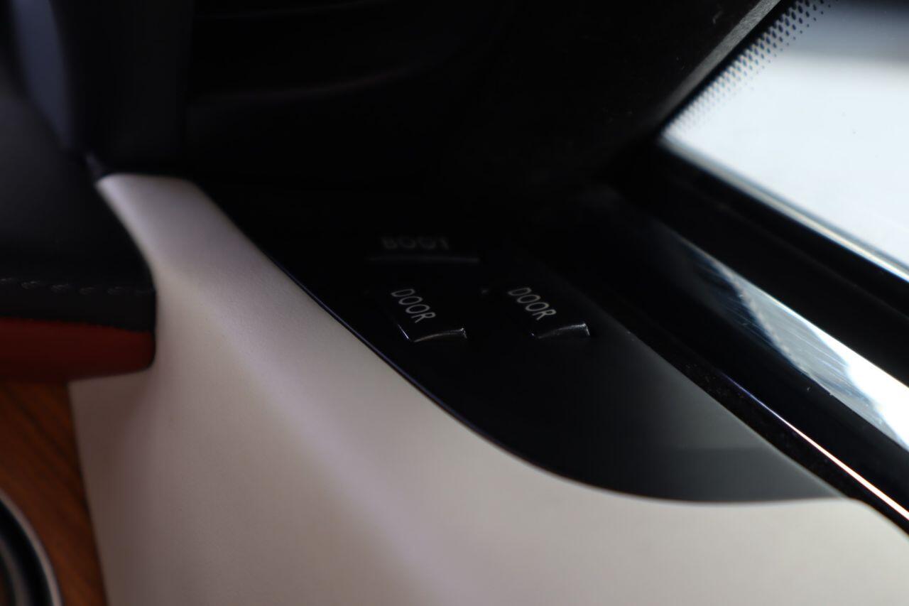 Rolls-Royce Dawn view 19