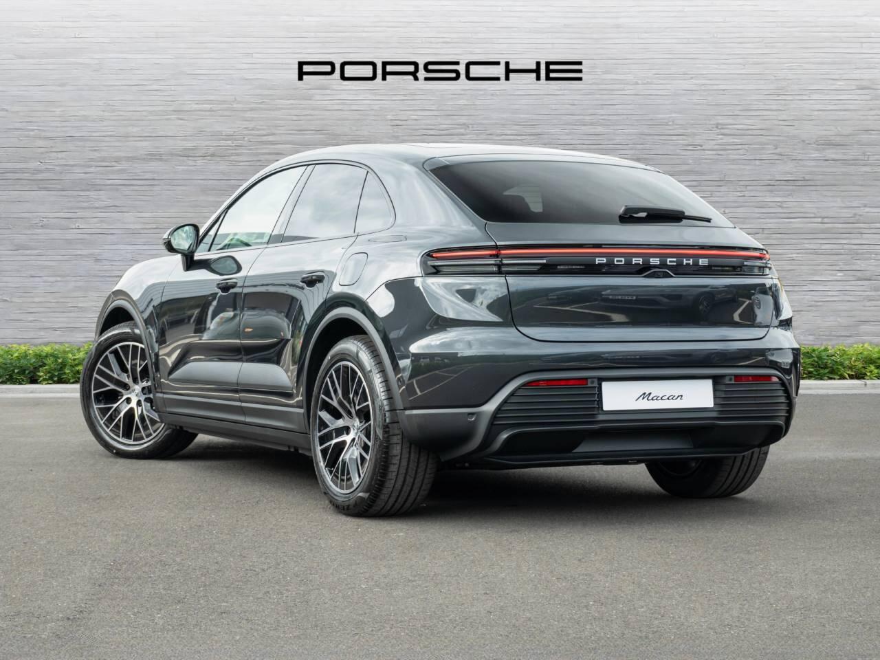 Porsche Macan view 3