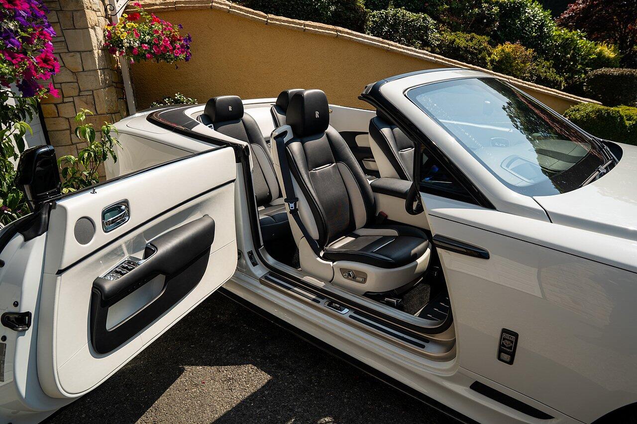 Rolls-Royce Dawn view 51