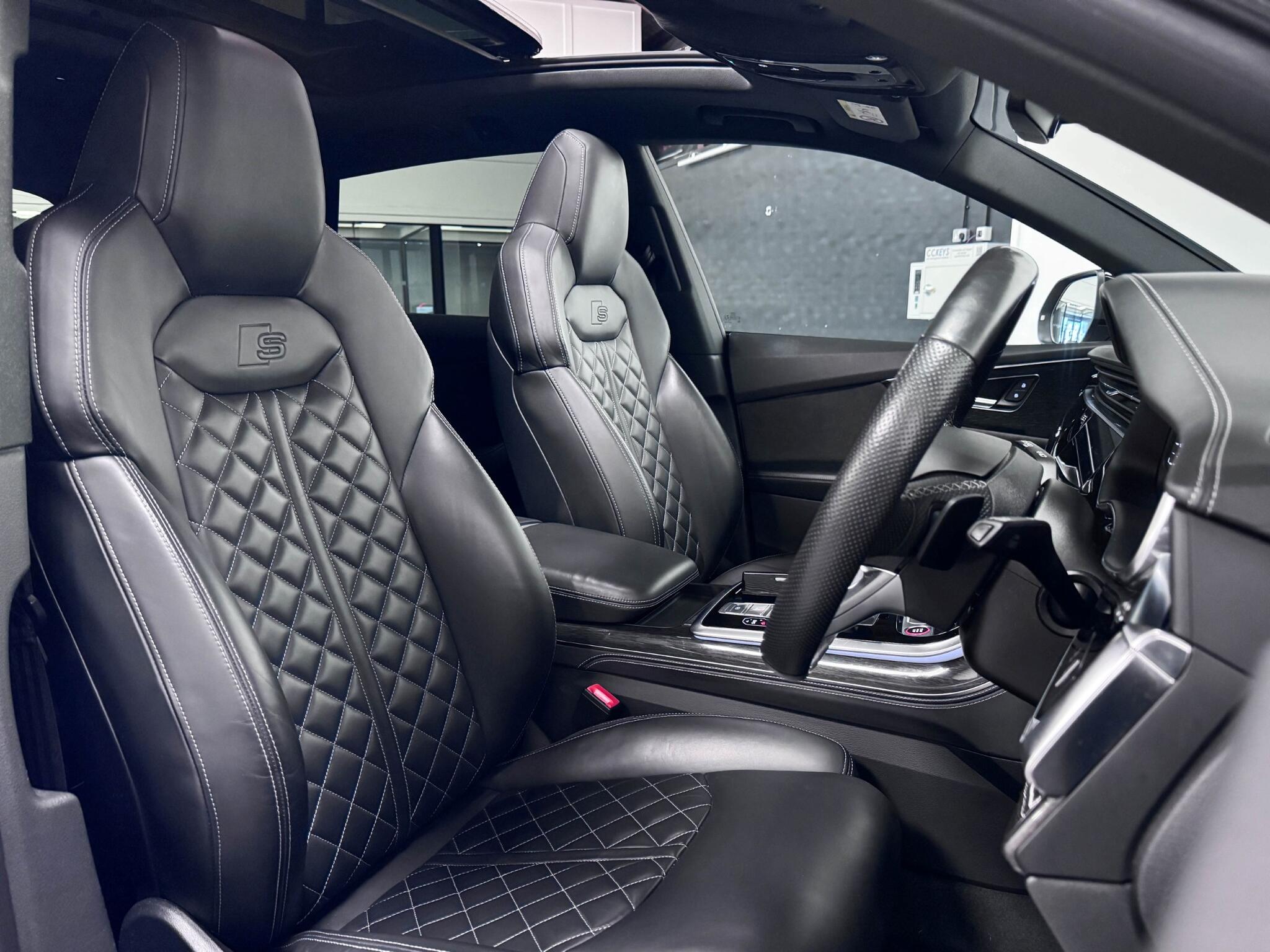 Audi SQ8 view 30