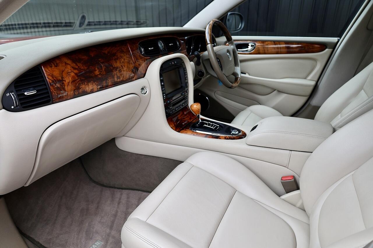 Jaguar XJ8 view 3