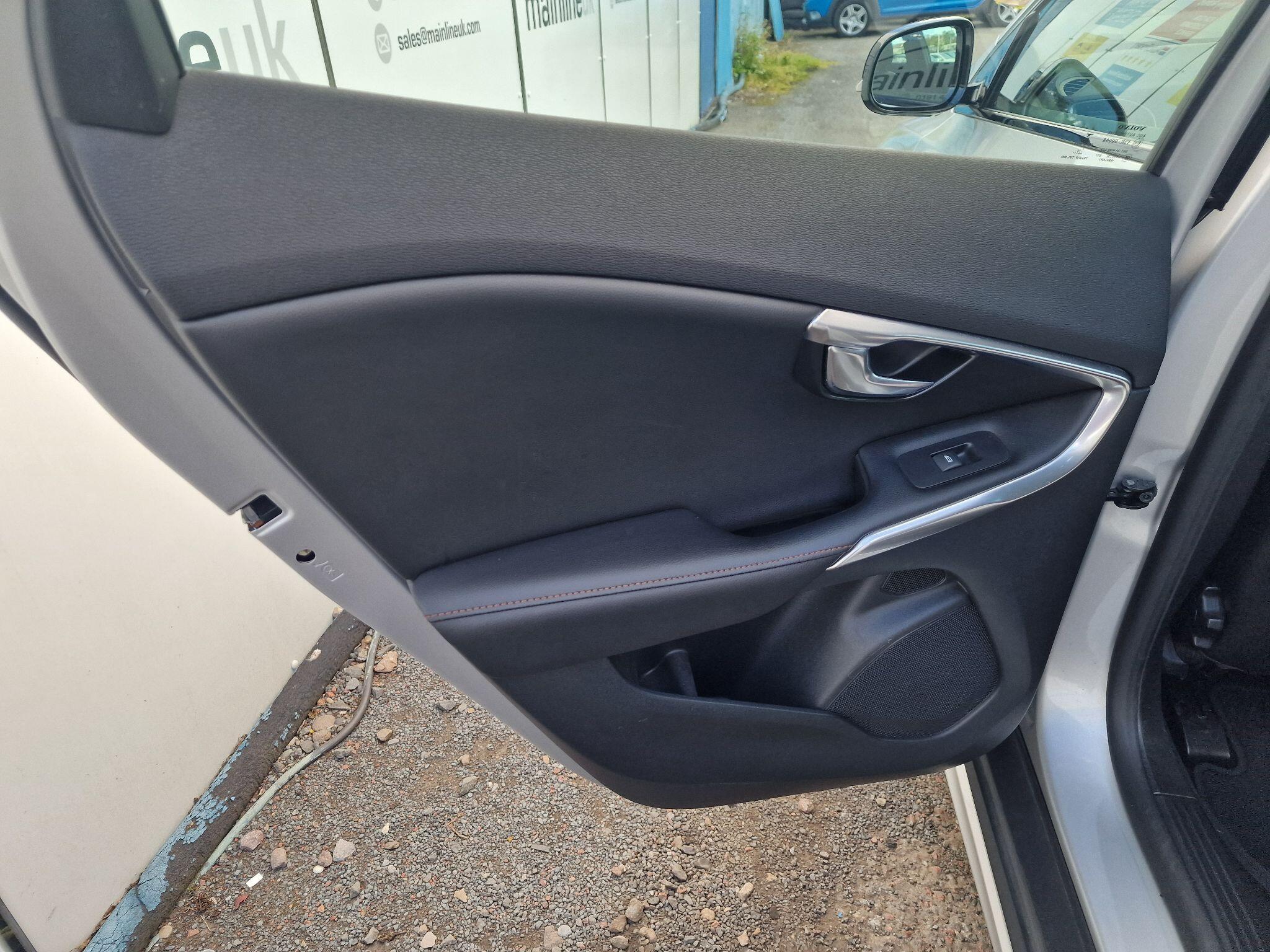 Volvo V40 Cross Country view 38