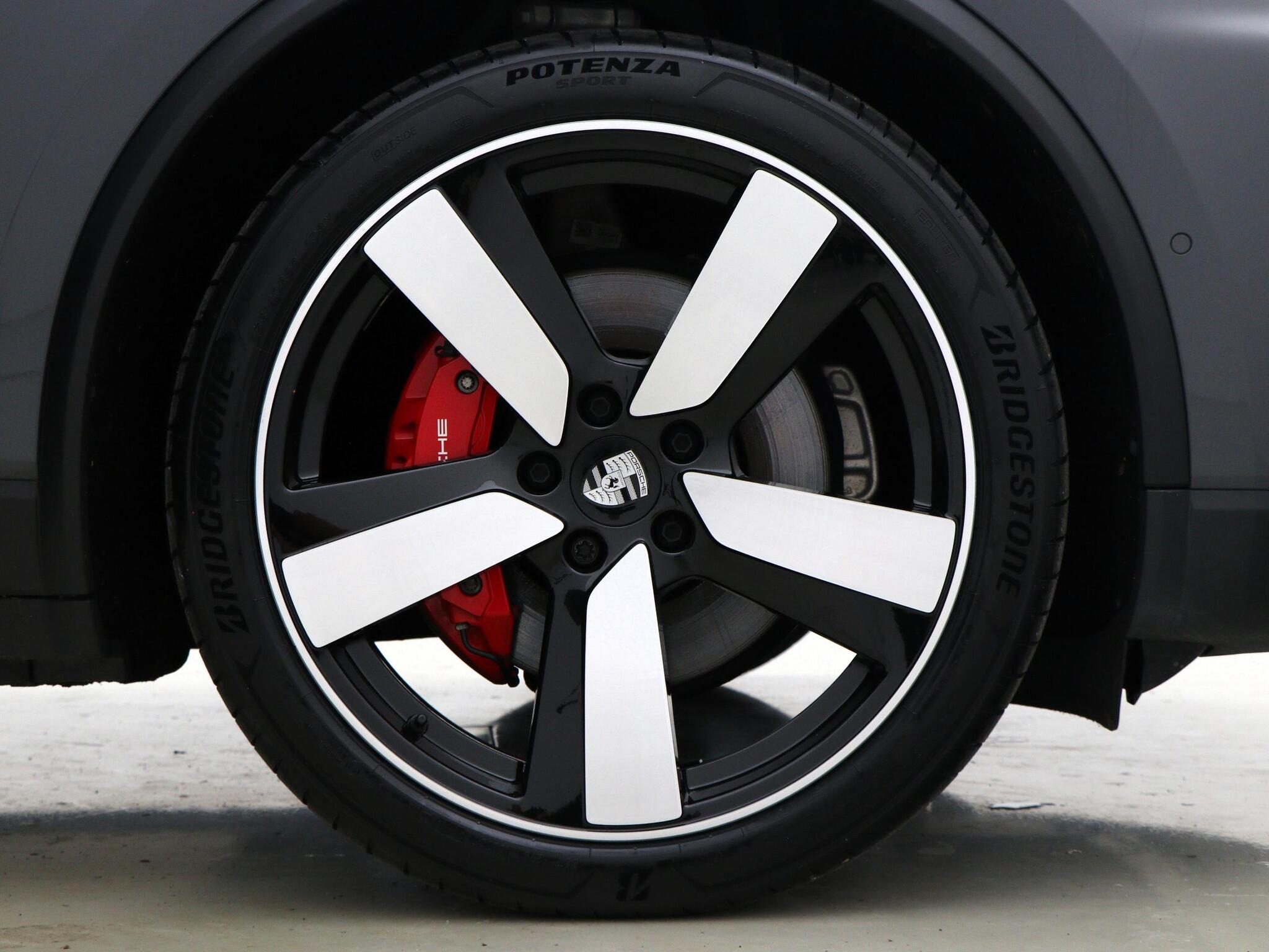 Porsche Macan view 4
