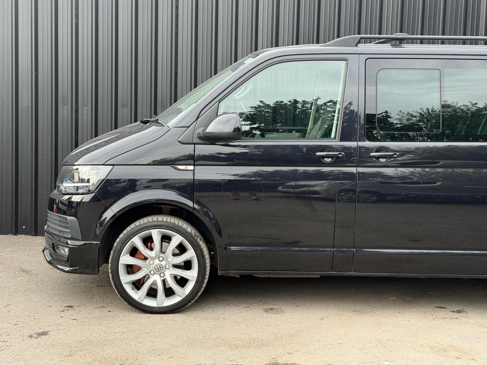 Volkswagen Transporter view 15