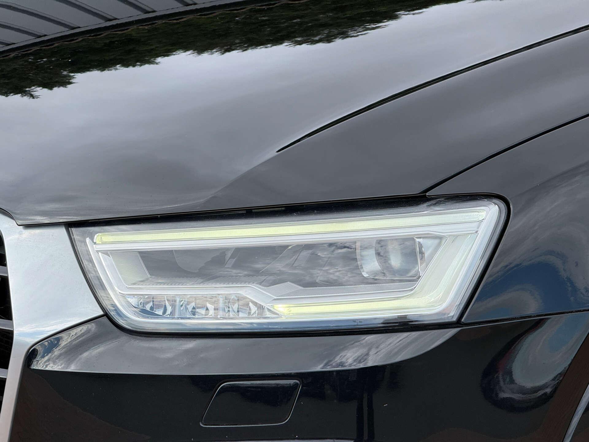 Audi Q3 view 5