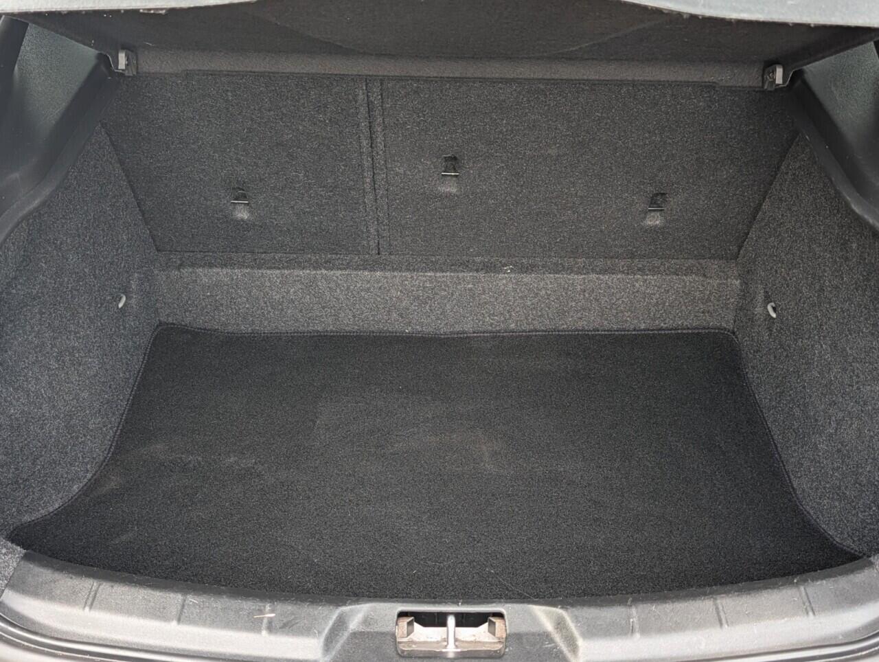 Volvo V40 Cross Country view 16