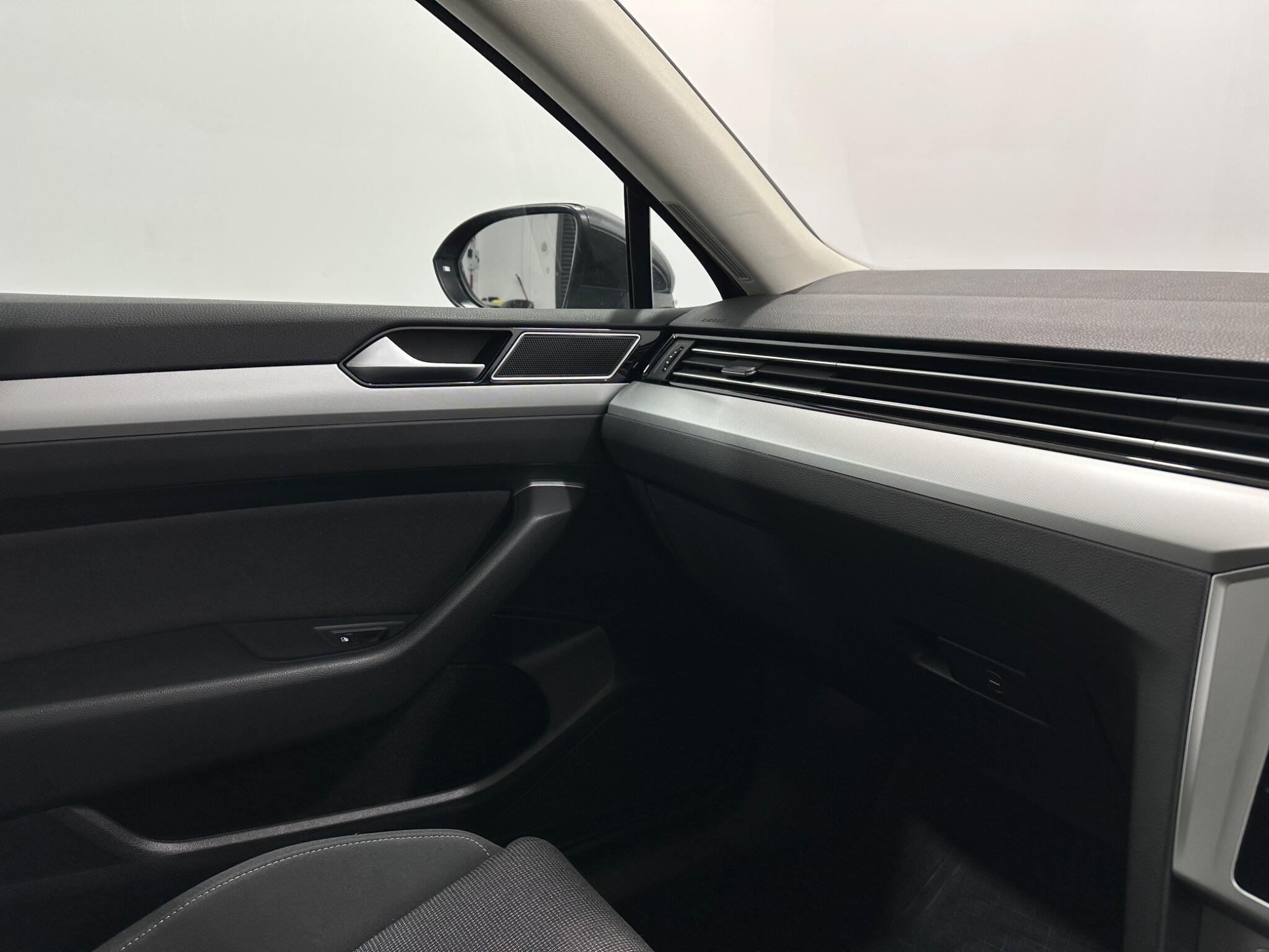 Volkswagen Passat view 28