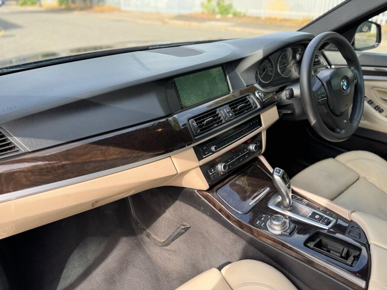 BMW 5 Series view 26