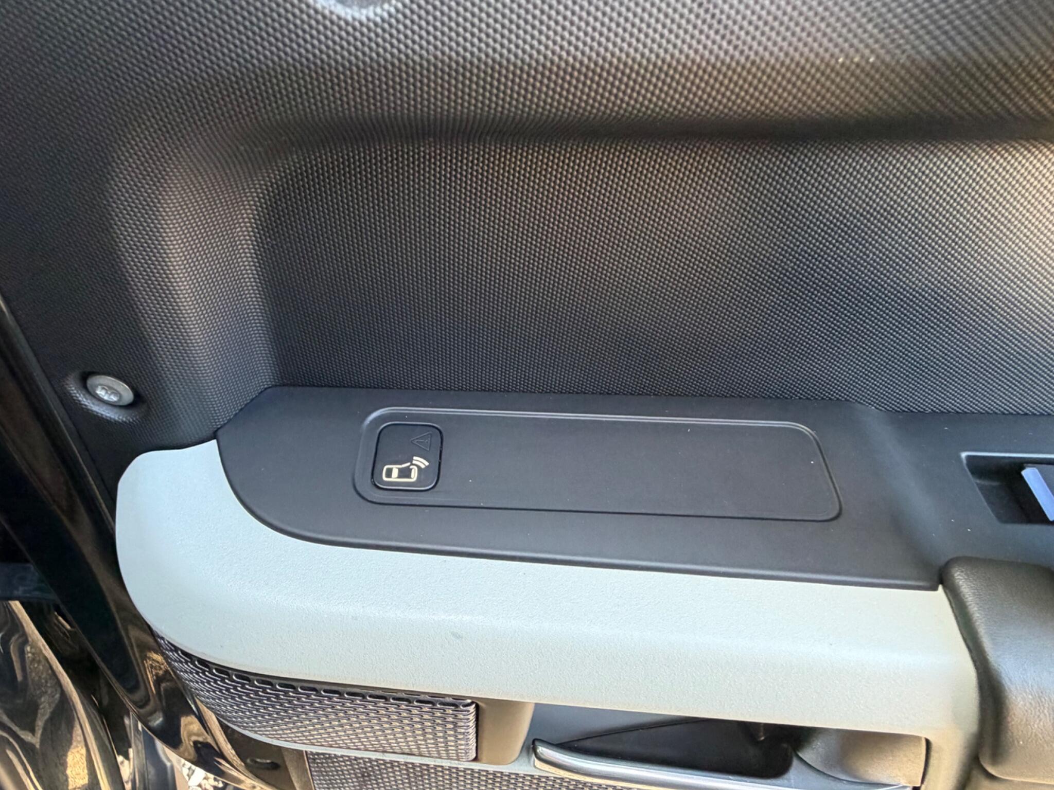 Land Rover Defender view 25