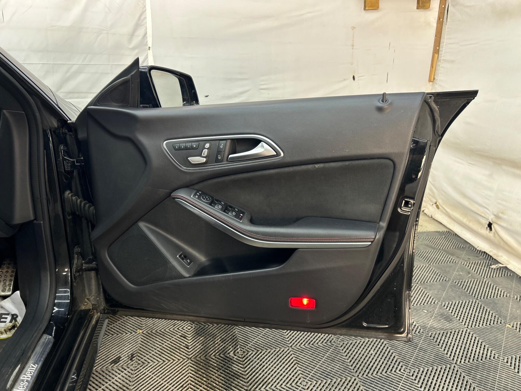 Mercedes-Benz CLA view 32