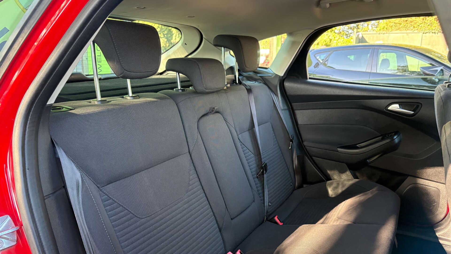 Ford Focus view 10