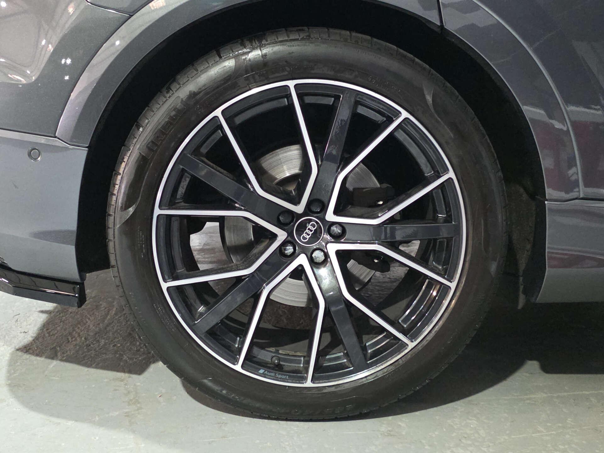 Audi Q8 view 48