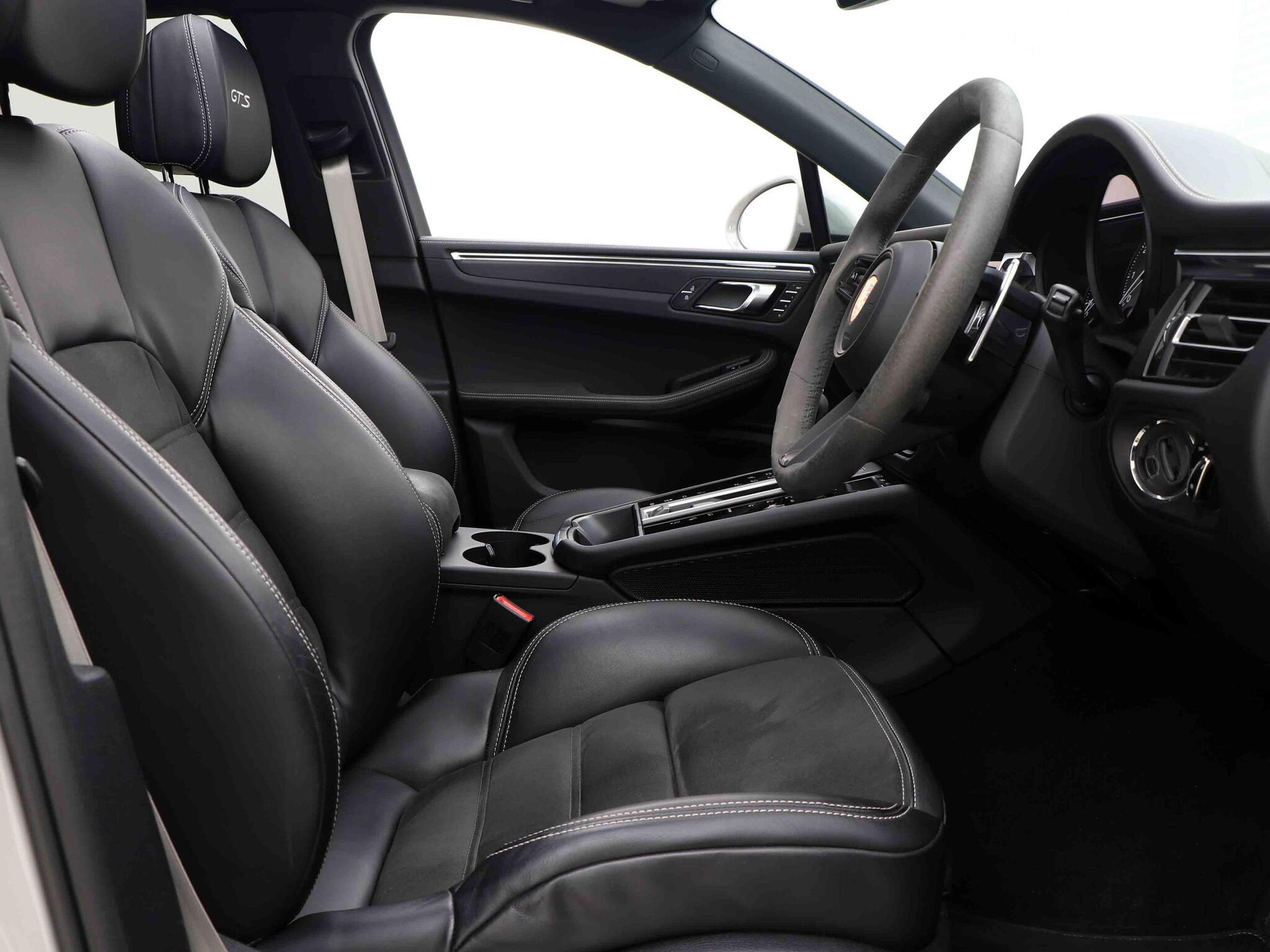 Porsche Macan view 45