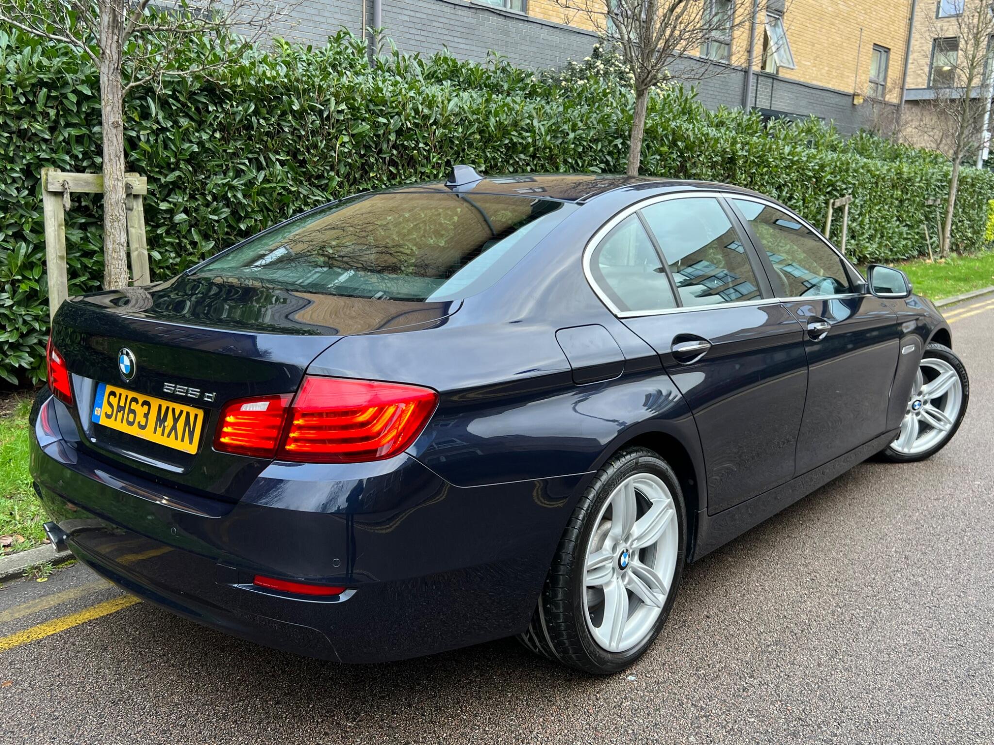 BMW 5 Series view 11
