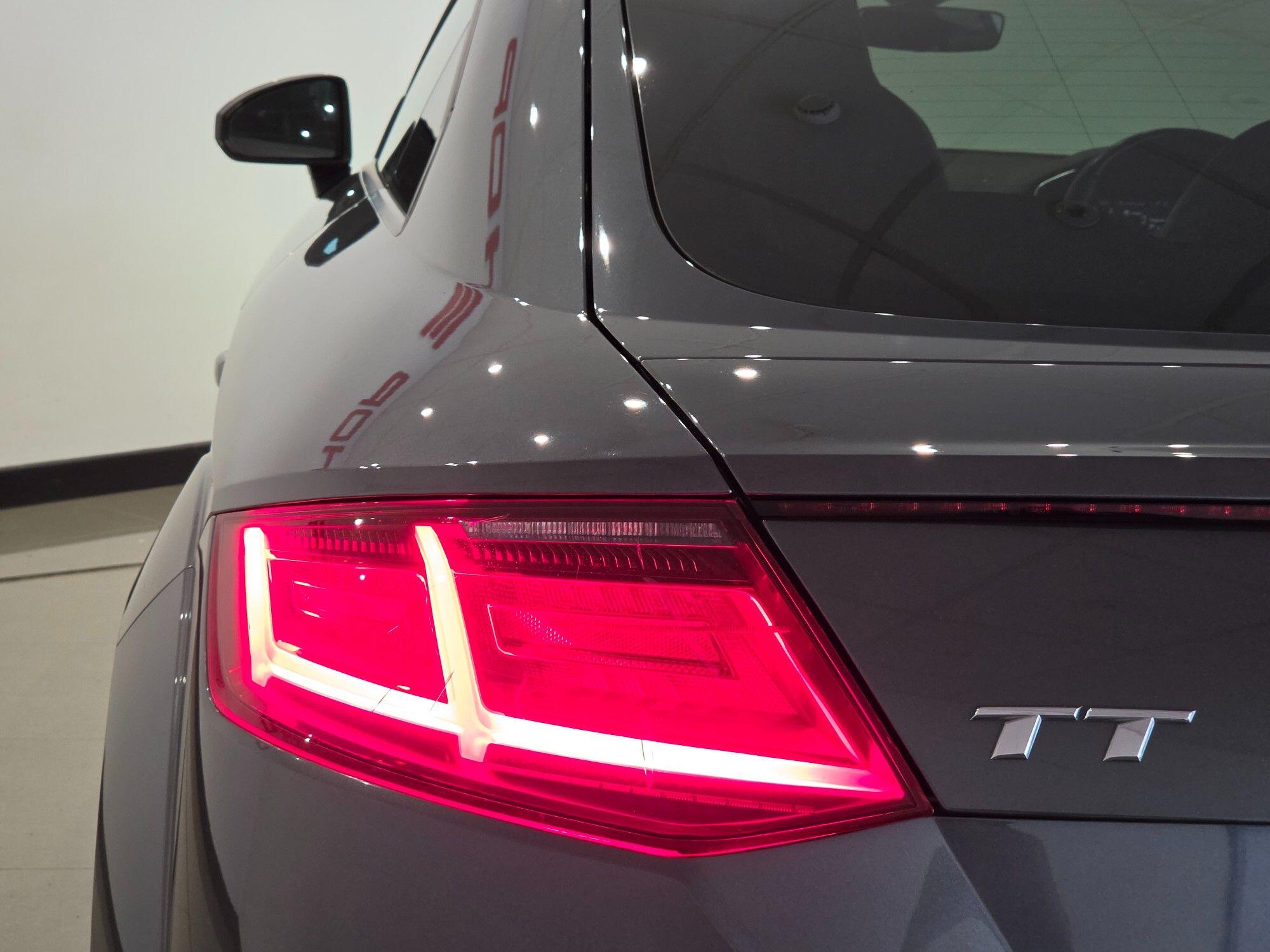 Audi TT view 18