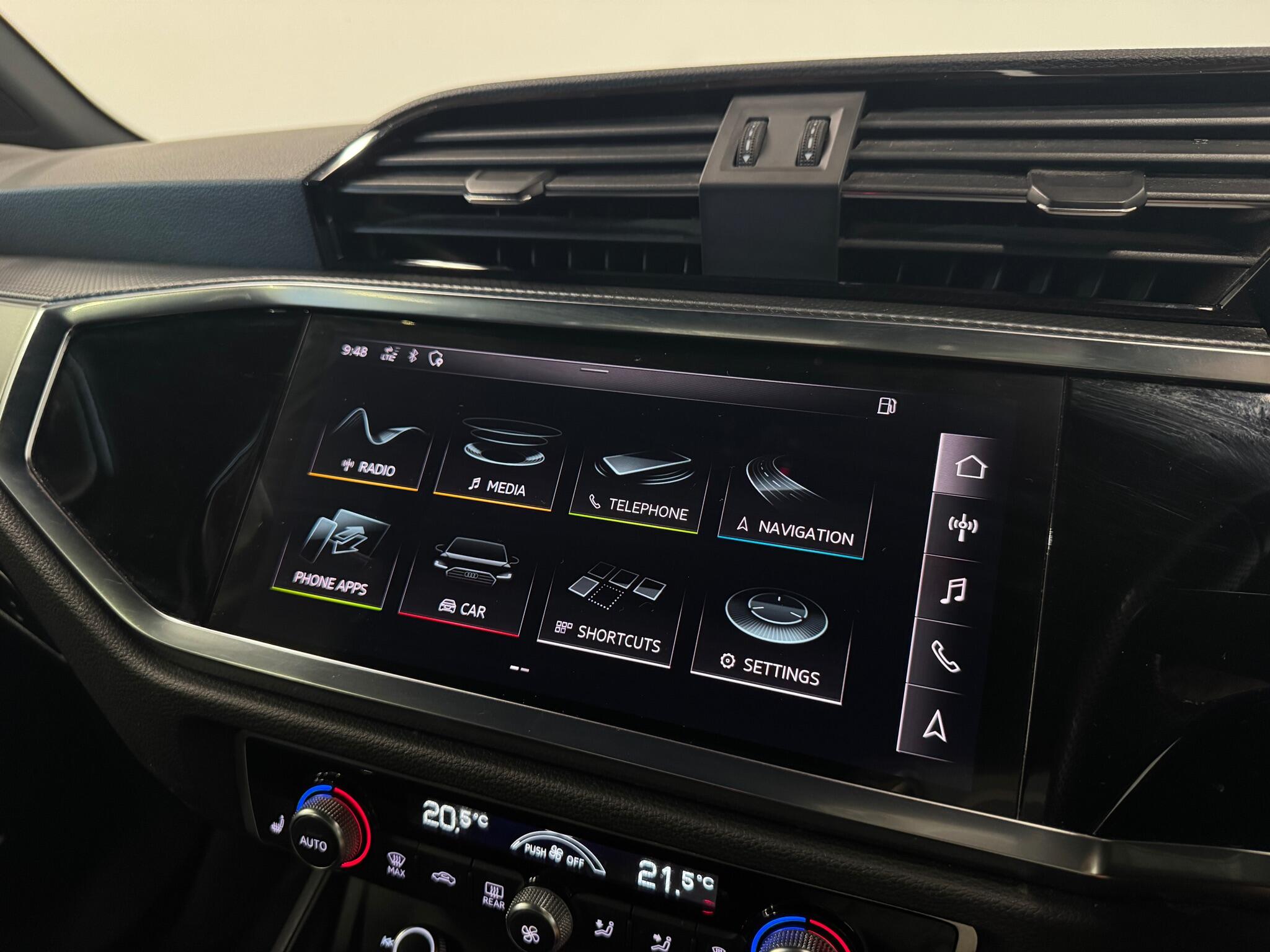 Audi Q3 view 24