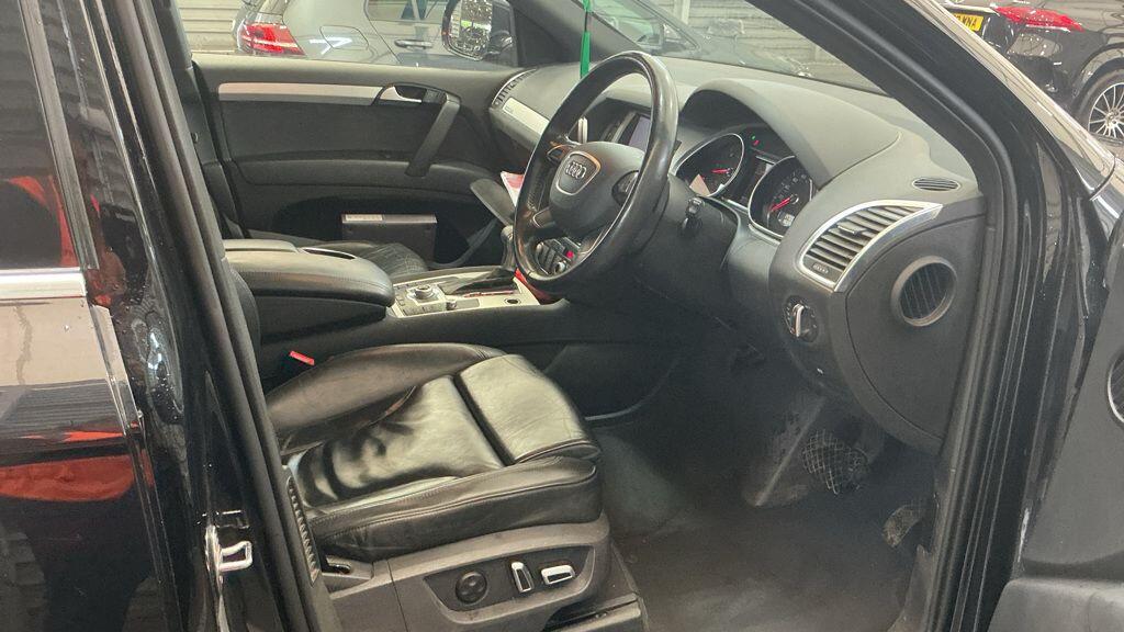 Audi Q7 view 3