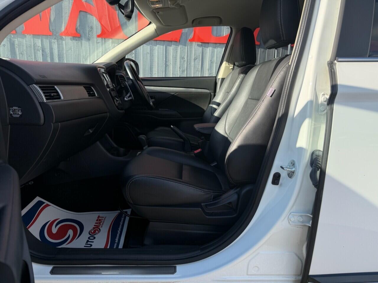 Mitsubishi Outlander view 16