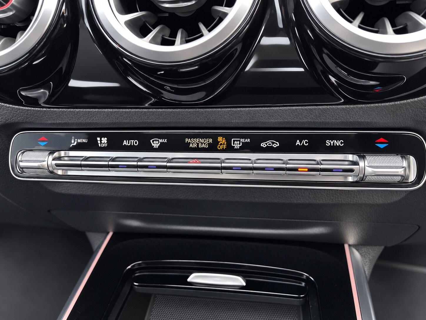 Mercedes-Benz GLA view 23