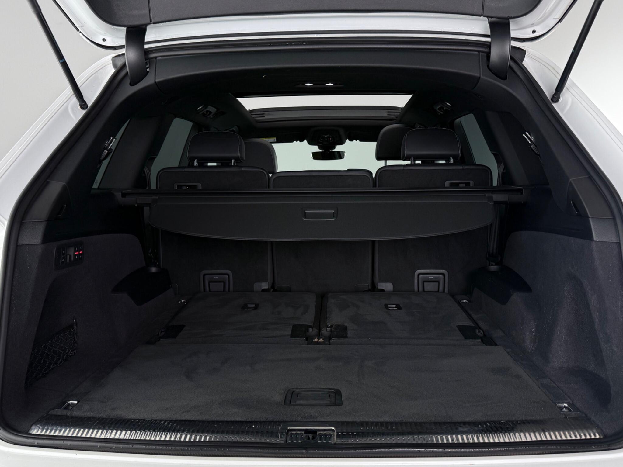 Audi Q7 view 10