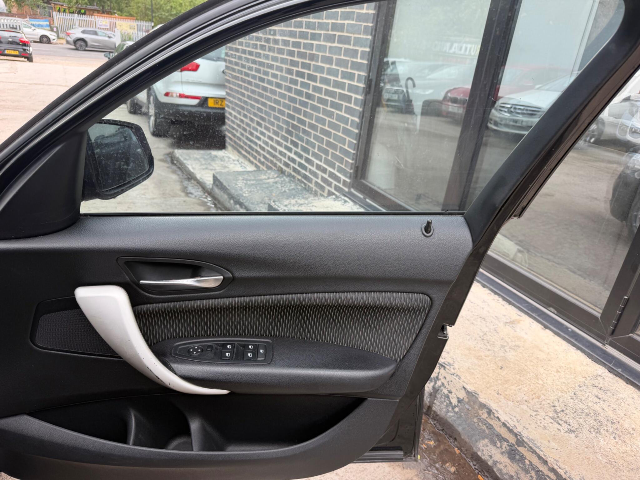 BMW 1 Series view 9