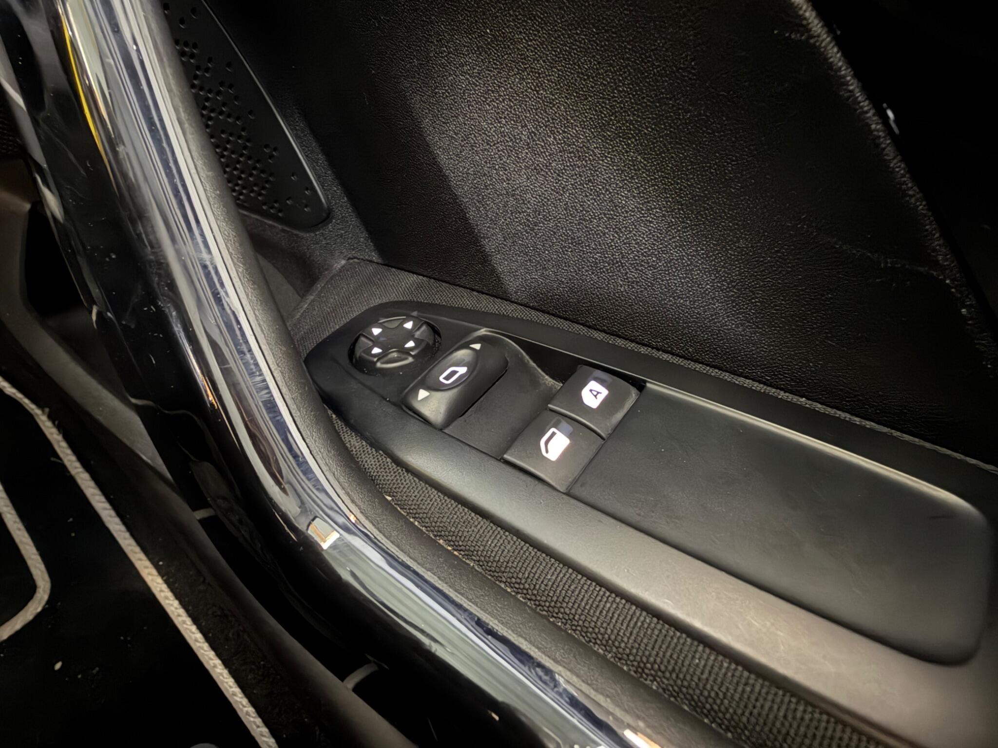 Peugeot 208 view 25