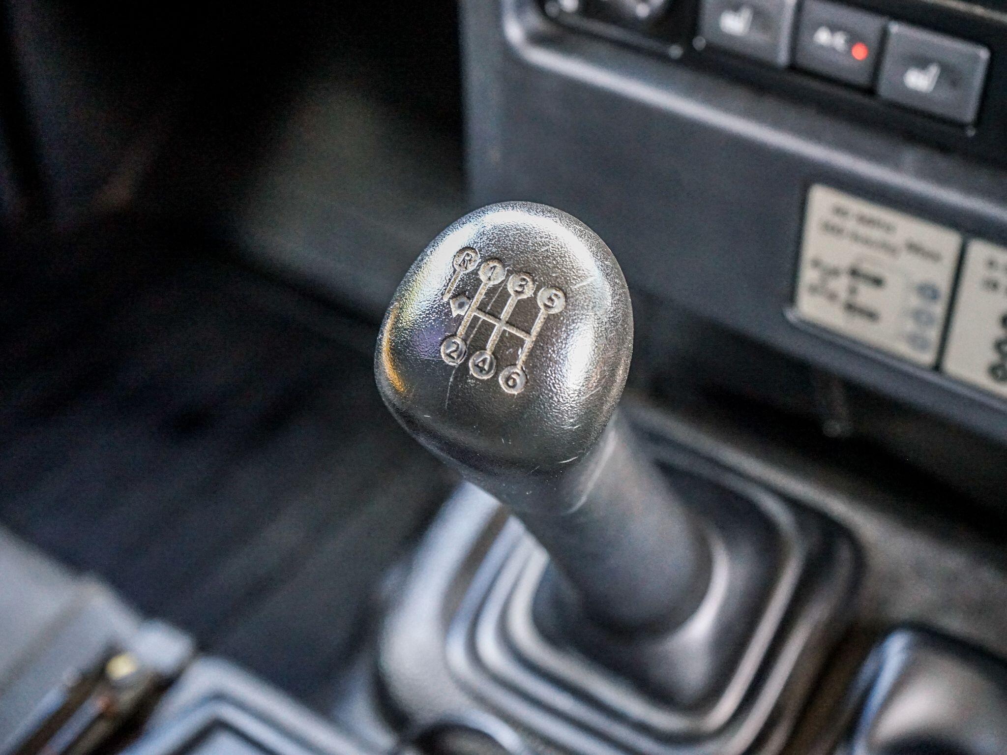 Land Rover Defender 110 view 40