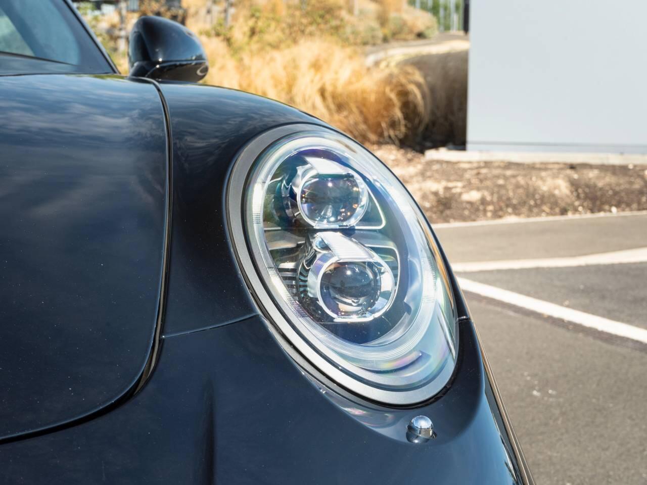 Porsche 911 view 16