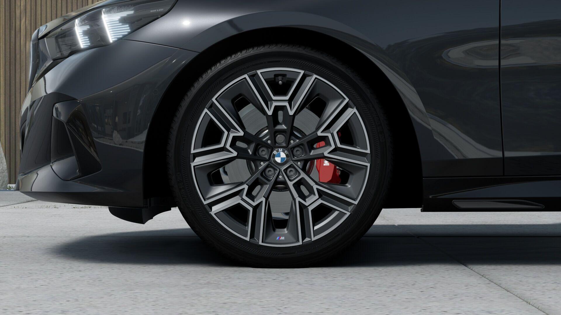 BMW 5 Series view 10