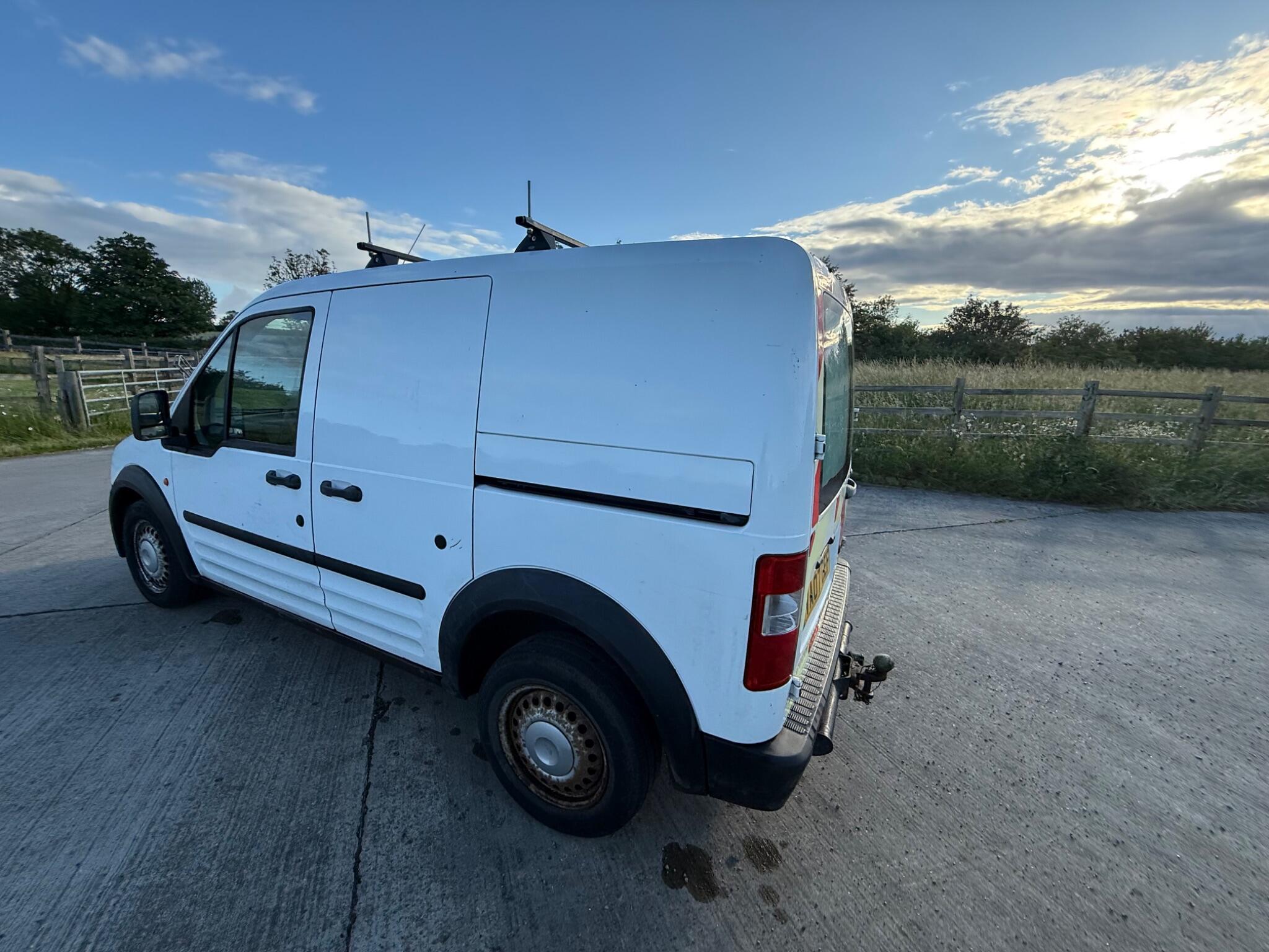 Ford Transit Connect 1.8 TDCi T200 LX L1 H1 4dr — photo 21 of 86