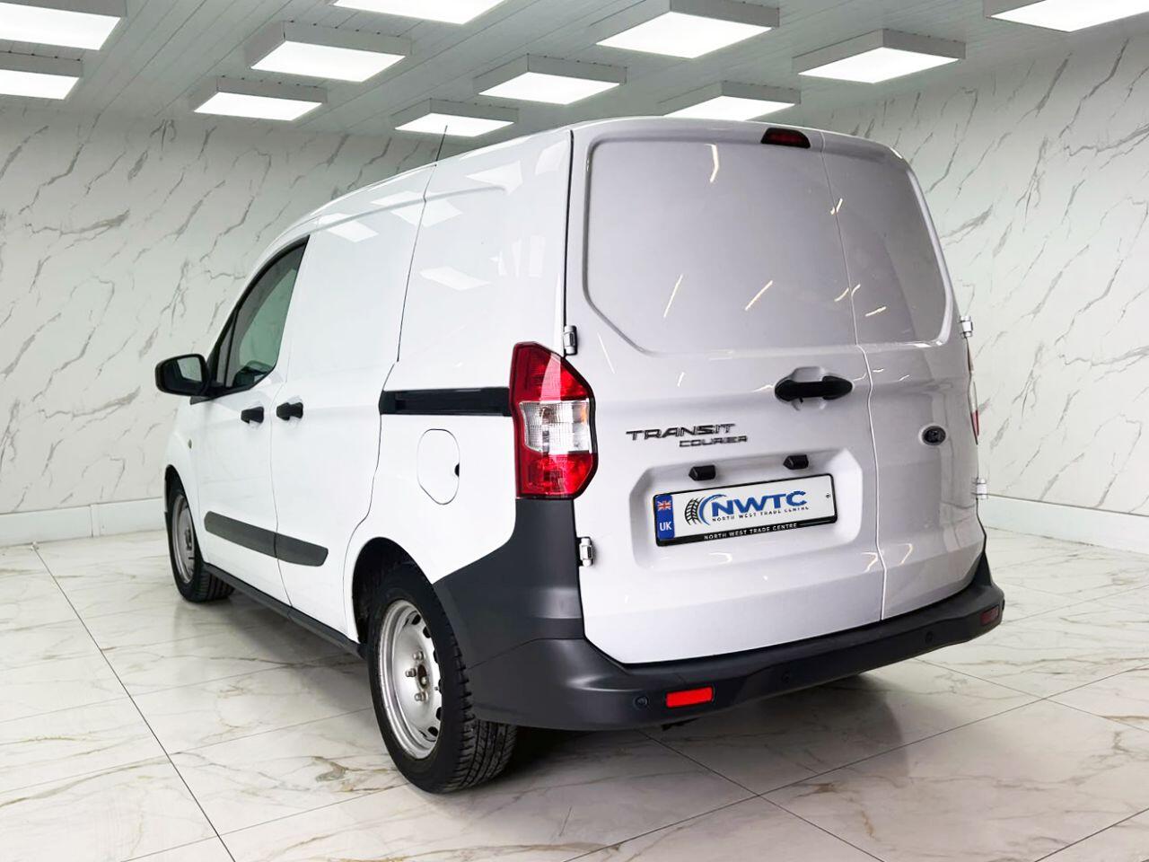 Ford Transit Courier view 11