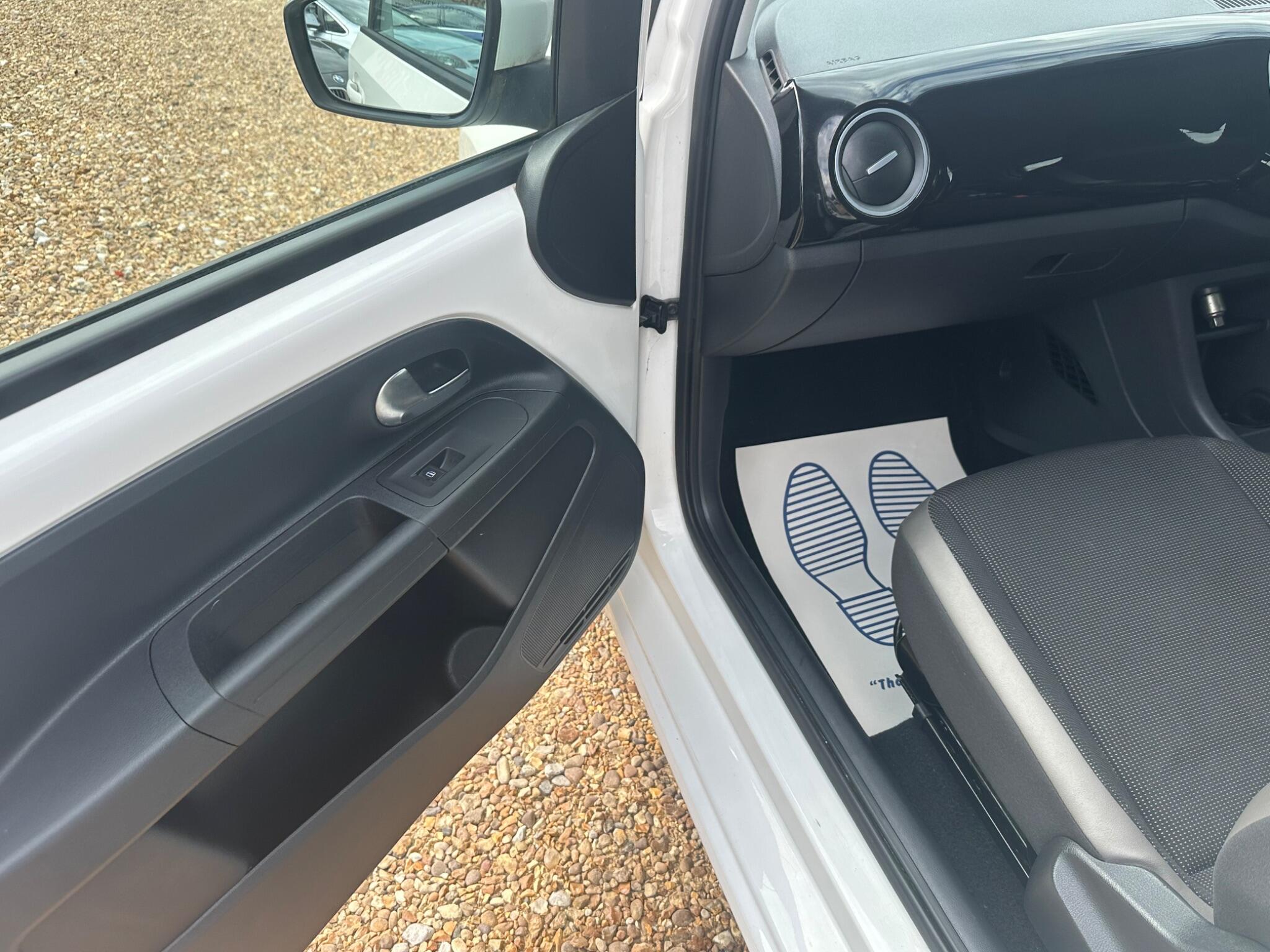 Volkswagen up! view 16