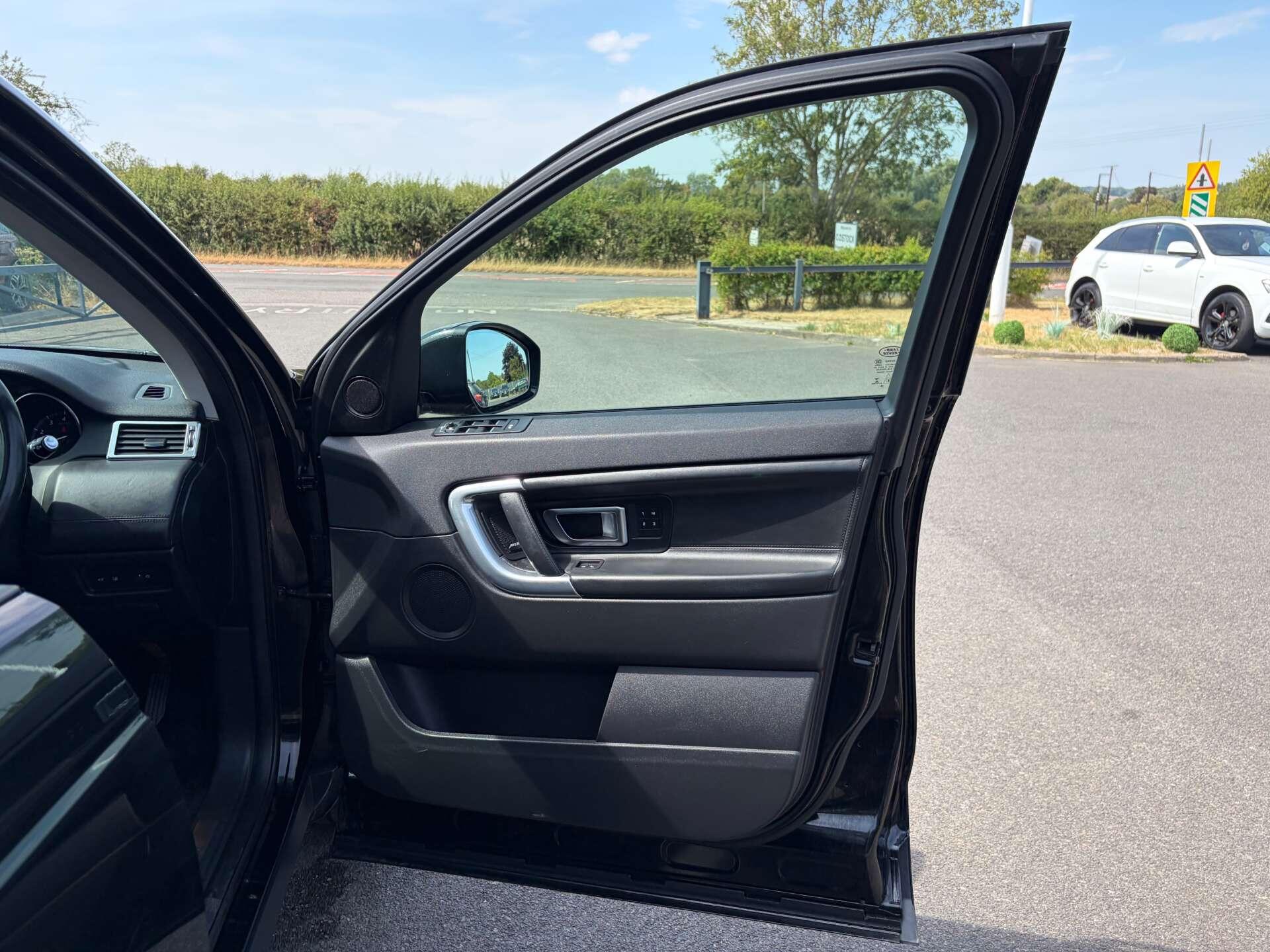 Land Rover Discovery Sport view 36