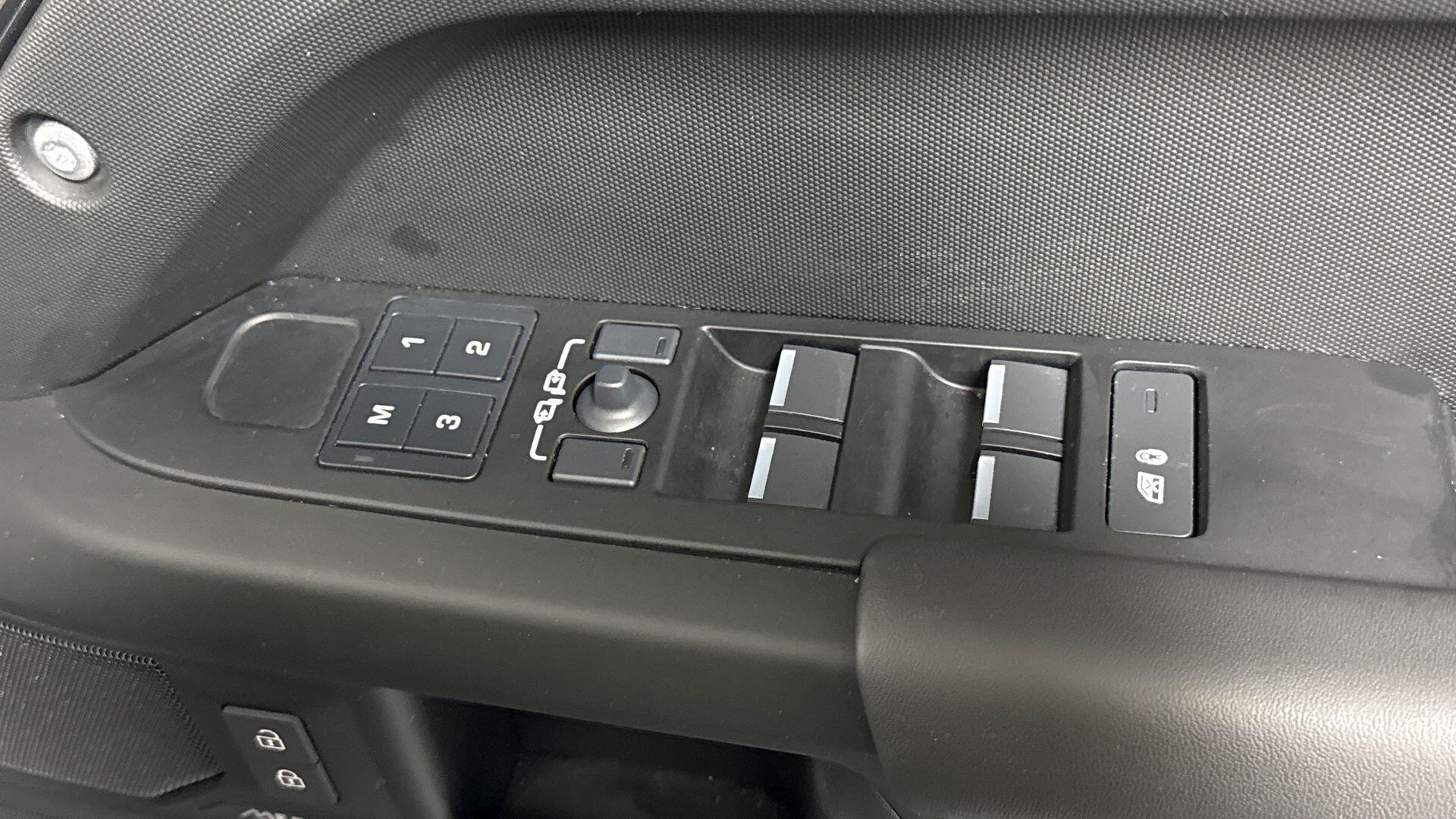 Land Rover Defender view 22