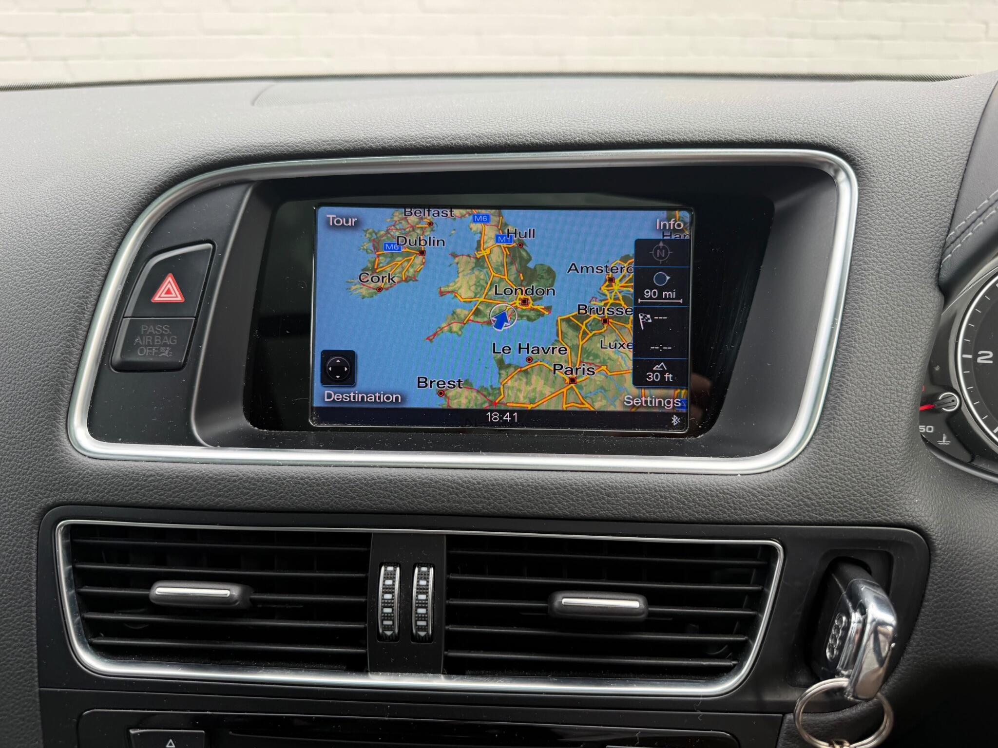 Audi Q5 view 11