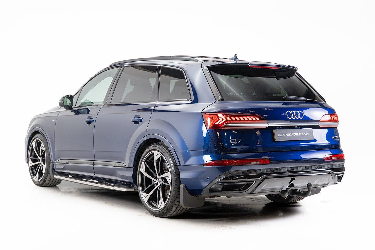Audi Q7 view 9