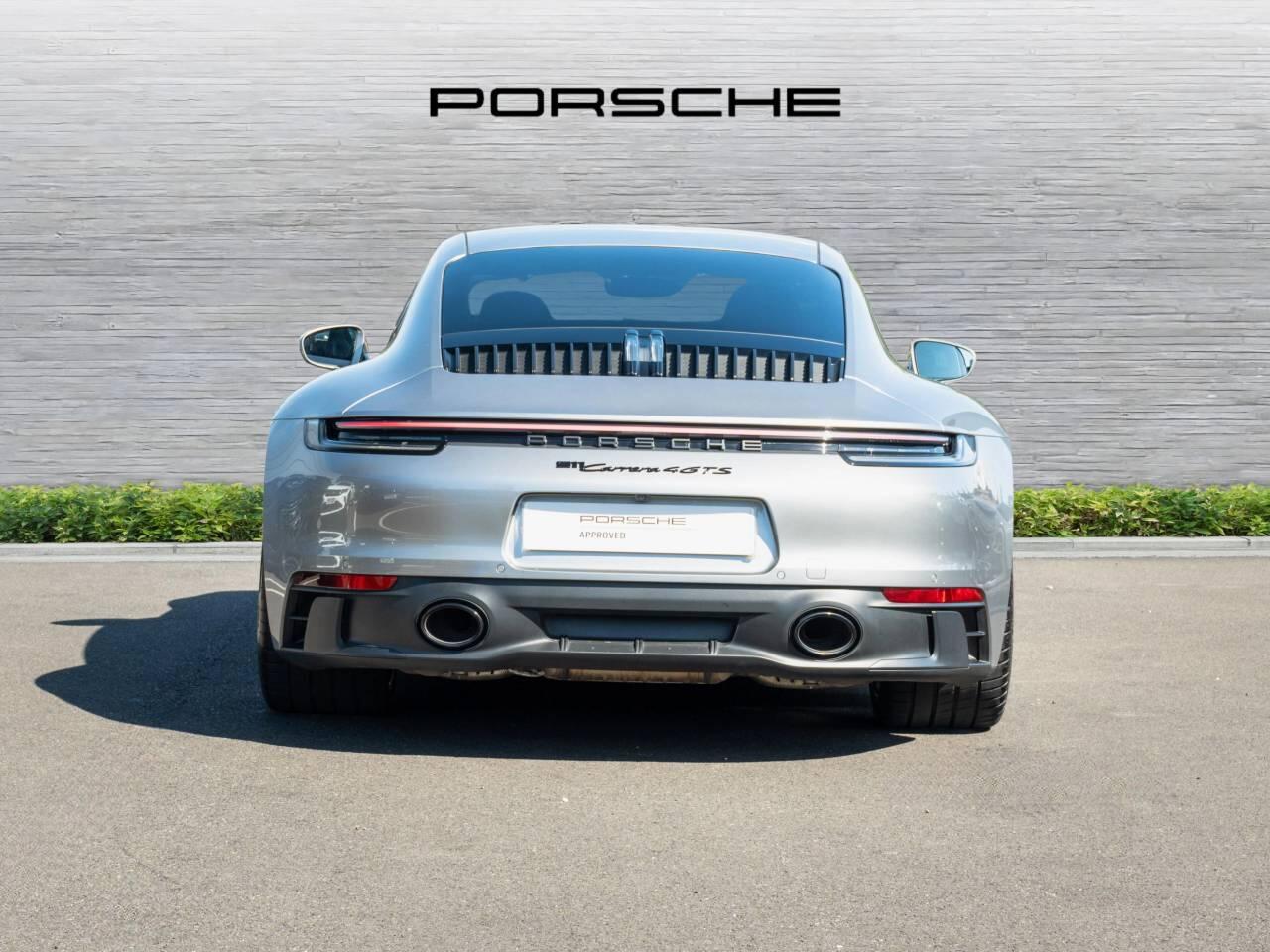 Porsche 911 view 7