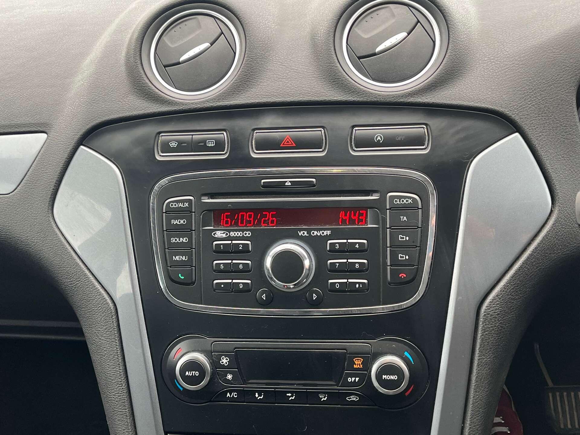 Ford Mondeo view 16